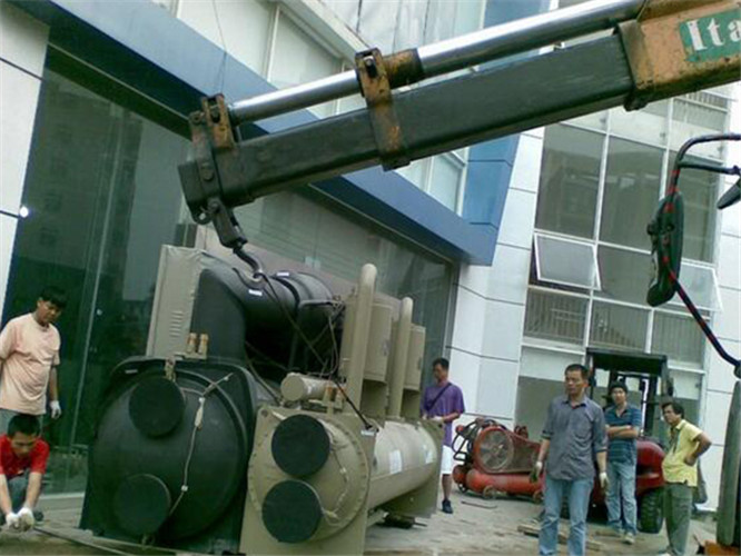 庆安县随车吊和汽车吊的核心区别是什么？哪种更省钱？